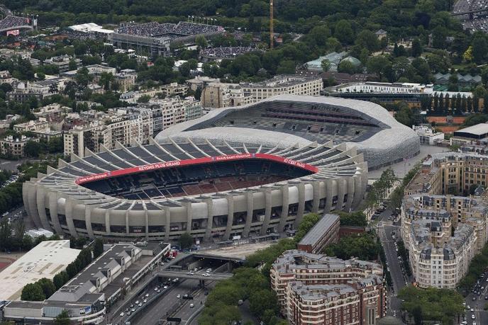 Le Parc des Princes (au premier plan, devant le stade Jean-Bouin), dans le 16e arrondissement de Paris.