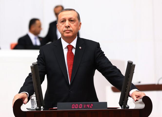 Le président turc, Recep Tayyip Erdogan, devant le Parlement à Ankara, jeudi 1er octobre 2015, lors de l'ouverture de la deuxième session de l'année législative.