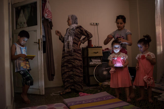 La ville d'Urfa, à la frontière syrienne, accueille de nombreux réfugiés. Ici, une famille originaire de Rakka.