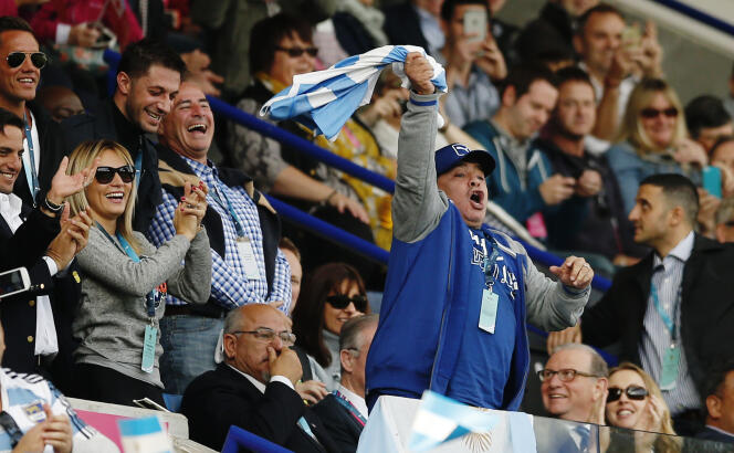 Diego Maradona encourage les Pumas, le 4 octobre à Leicester.