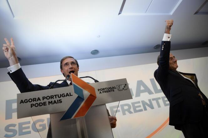 Pedro Passos Coelho et Paulo Portas, après l'annonce de la victoire de la coalition de droite aux élections, le 4 octobre 2015 à Lisbonne.