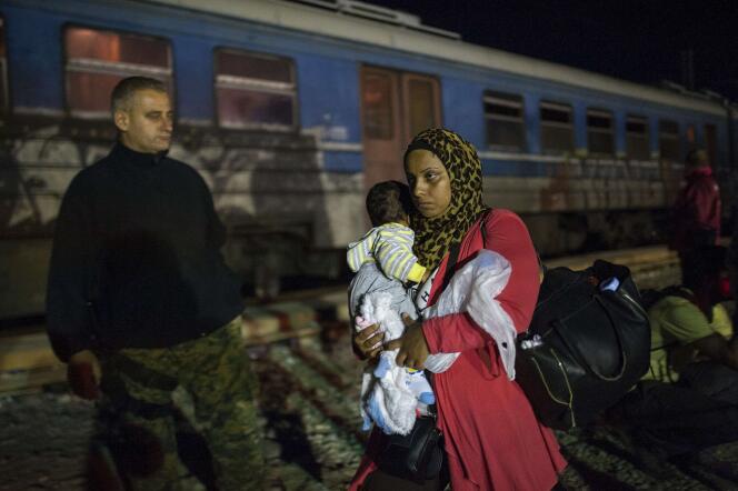 Des migrants montent dans un train, après avoir passé la frontière entre la Grèce et la Macédoine, le 5 octobre.