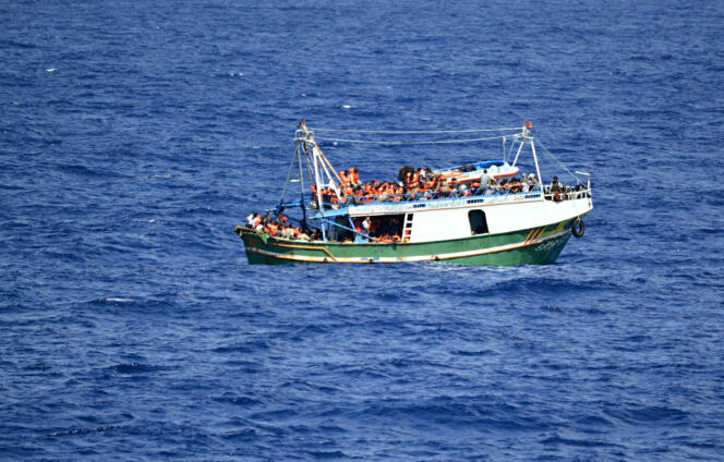 Un bateau transportant 284 réfugiés et migrants au large de la Sicile en Italie, en septembre 2014.