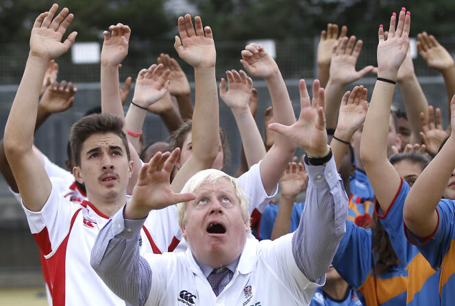 Le maire de Londres, Boris Johnson, lors d'un entraînement de rugby avec des jeunes de la Haverstock School, le 18 septembre.