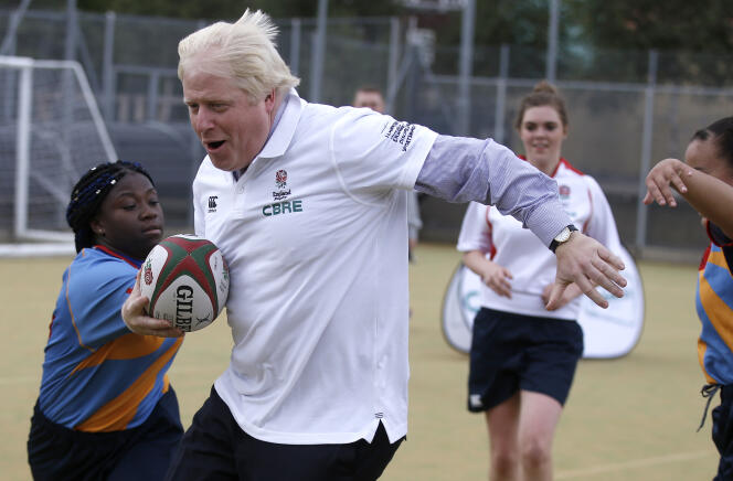 Le maire de Londres, Boris Johnson, lors d'un entraînement de rugby avec des écolières de la Haverstock School, le 18 septembre.