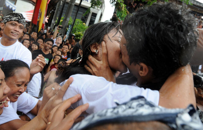 Un jeune couple s'embrasse, dans le cadre de la fête traditionnelle d'Omed-Omedan, à Denpasar, en mars 2012.