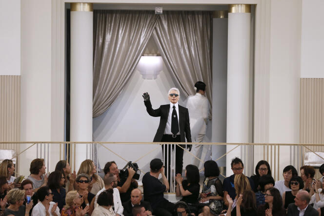 Karl Lagerfeld à la fin du défile de la collection automne/hiver 2015-2016 de Chanel, le 7 juillet 2015 au Grand-Palais à Paris.