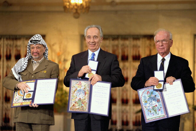 Les lauréats du prix Nobel de la paix en 1994. De gauche à droite : Yasser Arafat, Shimon Peres et Yitzhak Rabin.