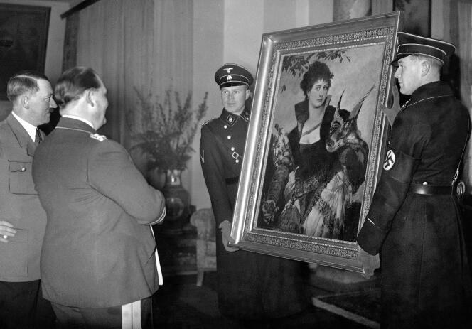 Adolf Hitler offrant à Hermann Göring 