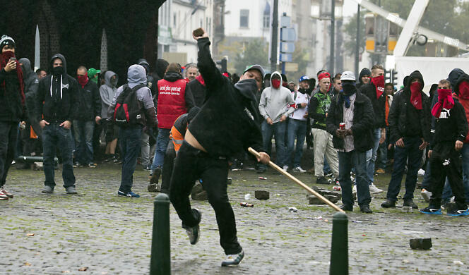 Affrontements entre quelques manifestants et forces de l'ordre lors d'une marche contre les mesures d'austérité du gouvernement de Charles Michel.
