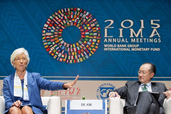 La présidente du FMI, Christine Lagarde, et le président de la Banque mondiale, Jim Yong Kim, participent à une conférence sur le climat à Lima, le 7 octobre 2015.
