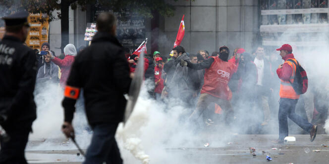 Des manifestants antiaustérité jettent des pierres en direction de la police mercredi 7 octobre à Bruxelles.
