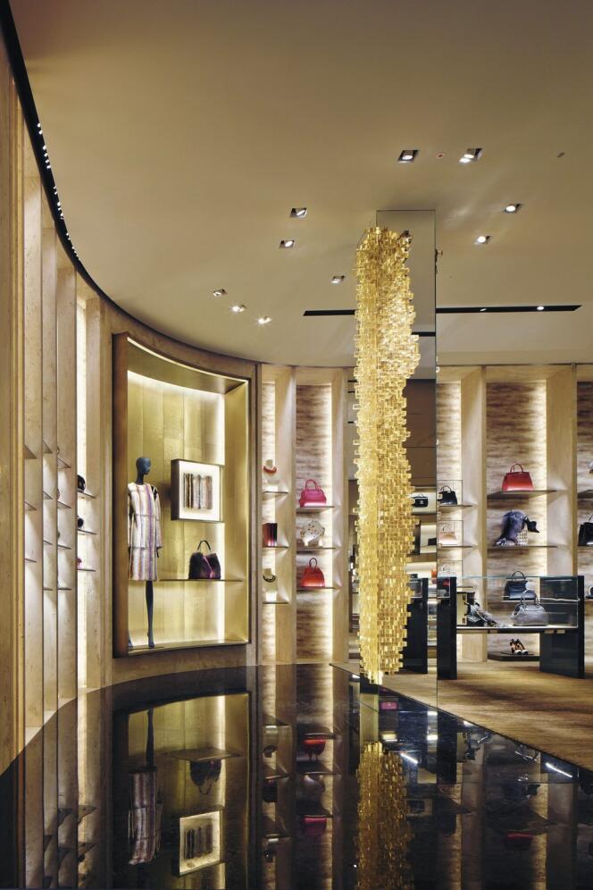 La boutique Fendi de Milan abrite un grand poteau de pixels en résine ambrée.