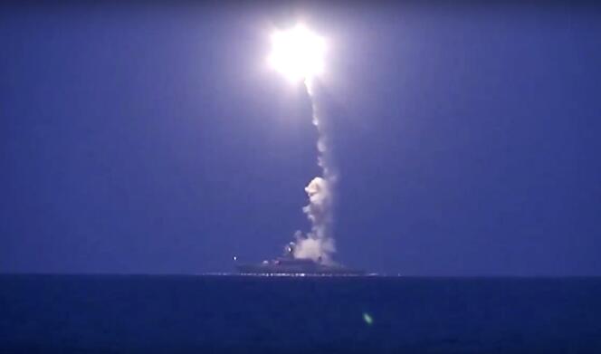 Tir d’un missile de croisière naval par la Russie sur la Syrie depuis la mer Caspienne, mercredi 7 octobre.