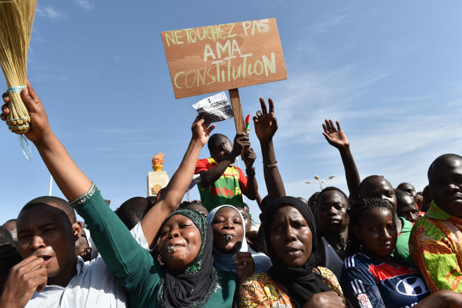 Des manifestants à Ouagadougou, au Burkina Faso, le 28 octobre 2014.