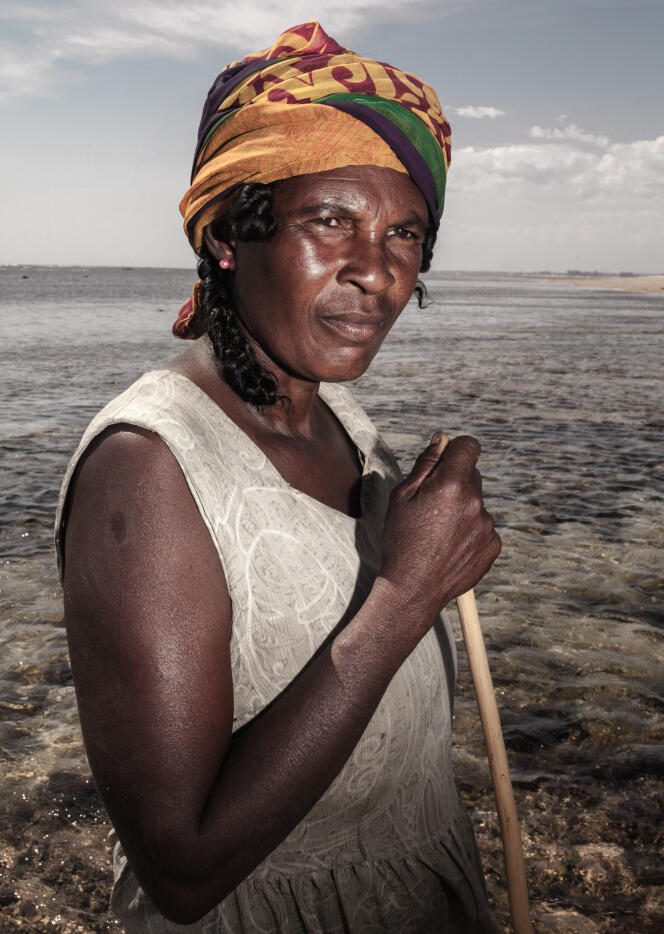 Colette, 50 ans, pêcheuse de concombres de mer dans le village de Botsibotsiky.