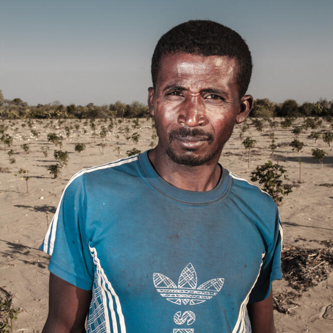 Ralahay, 30 ans, cultivateur de manioc dans le village de Marotijery, entre Anakao et Betioky, dans le sud-ouest de Madagascar.