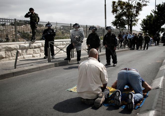 Des Palestiniens empêchés d'entrer dans la vieille ville de Jérusalem, le 9 octobre.