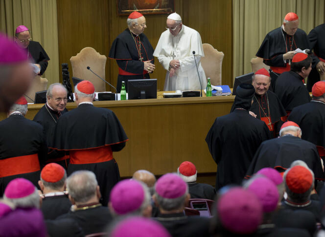 Le pape François s’entretient avec le cardinal Lorenzo Baldisseri, avant une session du synode des évêques, au Vatican, le 9 octobre 2015.
