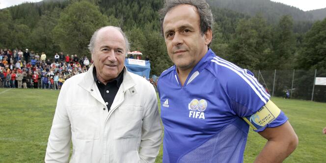 Sepp Blatter et Michel Platini, en 2005. AFP PHOTO / FABRICE COFFRINI