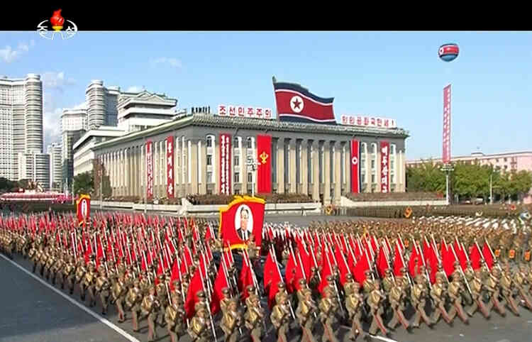Vague après vague, des milliers de soldats marchant au pas de l'oie ont défilé sur la place Kim Il-Sung à Pyongyang, comme le montrent ces images diffusées à la télévision nord-coréenne.