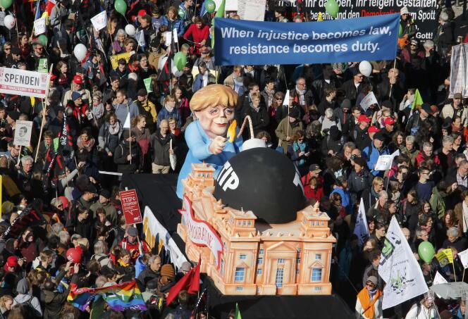 Lors de la manifestation contre le projet d’accord de libre-échange TTIP, samedi 10 octobre à Berlin.