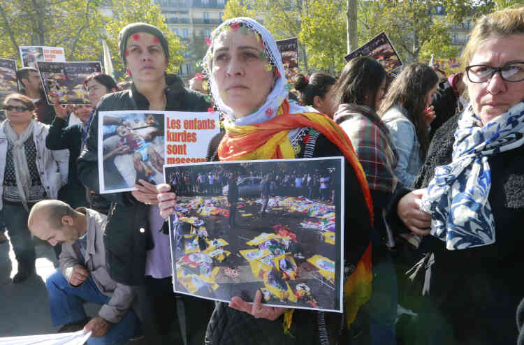 Environ un millier de personnes, en très large majorité kurdes, ont manifesté samedi à Paris à l'appel du Conseil démocratique kurde en France (CDKF) pour dénoncer le double attentat.