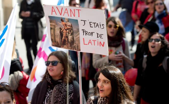 Sur la pancarte : « Avant, j'étais prof de latin », lors de la manifestation contre la réforme du collège, samedi 10 octobre à Paris.