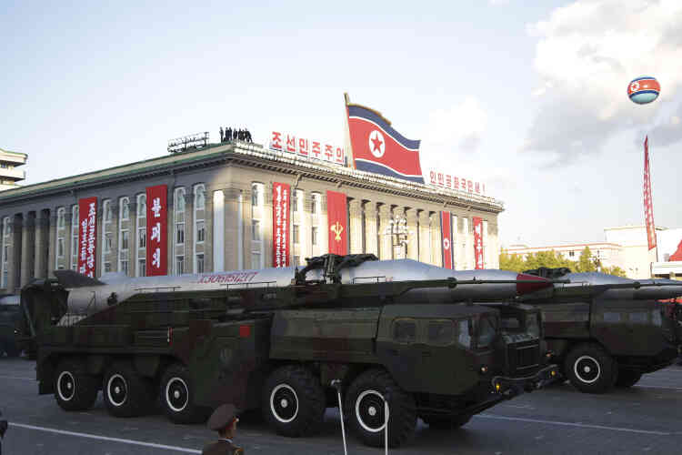 Parmi les équipements militaires exhibés par Pyongyang, des missiles, des batteries antiaériennes, des blindés...