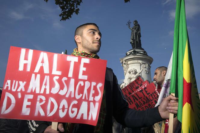 Au départ de la manifestation dimanche 11 octobre place de la République à Paris contre la politique d'Erdogan en Turquie au lendemain de l'attentat meurtrier d'Ankara.