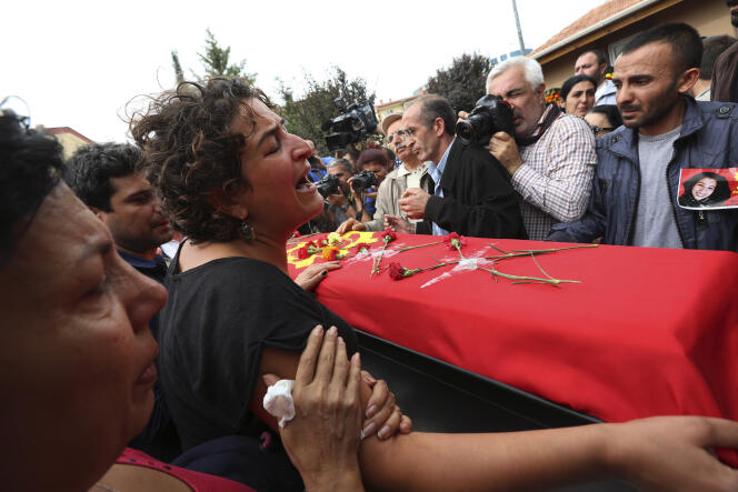 Funérailles au Pir Sultan Abdal Cemevi, un lieu de culte pour la communauté turque alevie, dans la périphérie d’Ankara, le 11 octobre 2015.