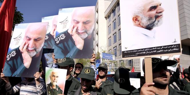 Des membres des Gardiens de la révolution iraniens participent, le 11 octobre 2015, à Téhéran aux funérailles du général Hossein Hamedani, tué en Syrie.