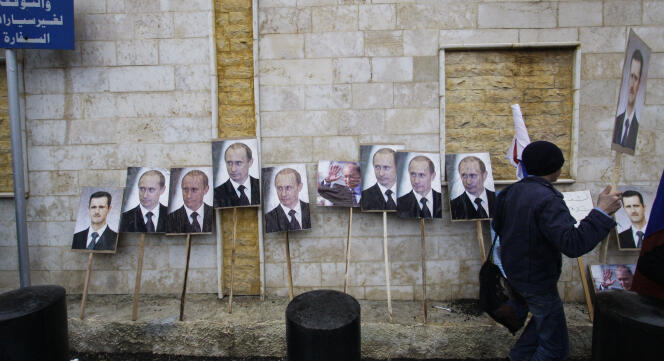 Des portaits de Vladimir Poutine et Bachar Al-Assad lors d’une manifestation pro-régime, à Damas, en mars 2013.