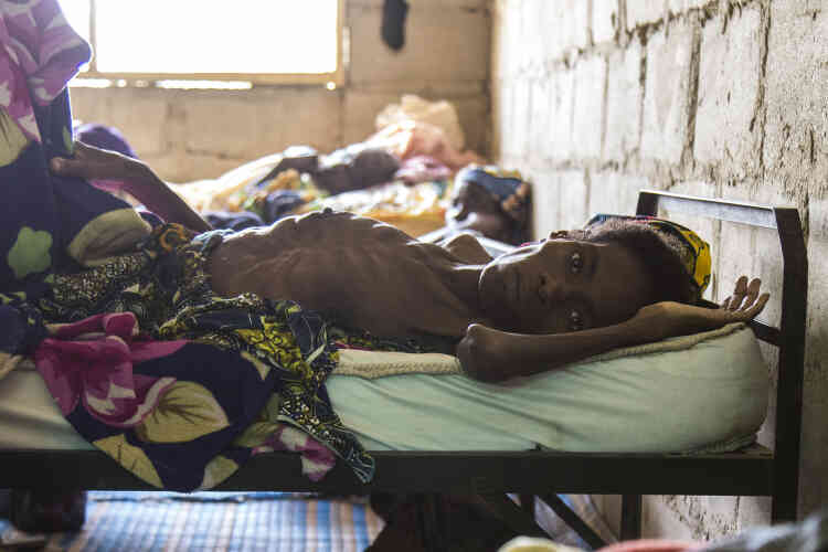 Salle de soins au camp de déplacés du Federal Training Centre à Maiduguri. La plupart des blessés et des malades ont dû marcher plus de 200 km, des jours durant, sans soins ni médicaments, pour arriver ici.
