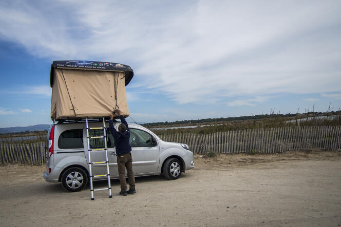 Instalation de la tente de toit en bordure de la route du sel sur la presque ile de Giens.