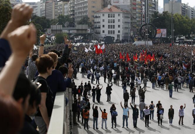 Des milliers de manifestants sont descendus dans les rues d’Ankara, dimanche 11  octobre, au lendemain du double attentat.