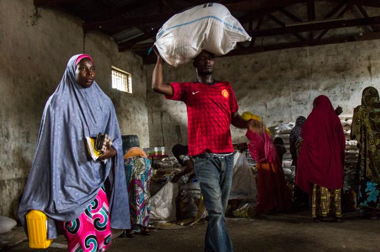 Centre de distribution du CICR à Maiduguri. Depuis le début du conflit, un nombre croissant de veuves mendient dans les rues. Elles comptent parmi les plus vulnérables. Grâce au soutien de plusieurs acteurs humanitaires, comme le CICR, elles reçoivent une aide alimentaire durant six mois et un soutien pour créer leurs microprojets générateurs de revenus.