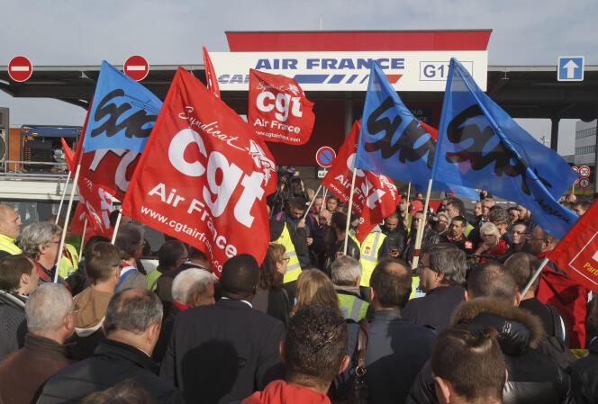 Rassemblement syndical à Air France en soutien aux six personnes interpellées lundi 12 octobre. (AP Photo/Michel Euler)