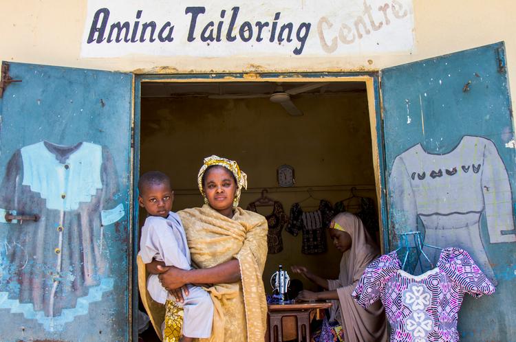 Dans la rue, Maiduguri. « J’ai essayé d'appeler mon mari plus de cinq fois, mais je n’ai pas eu de réponse. Plus tard, quelqu'un nous a dit qu'il y avait eu des attaques à Damaturu, sa ville natale. J’ai pleuré car que je savais qu'il était mort », confie Amina, veuve depuis trois ans. Grâce au soutien financier du CICR, elle a désormais son atelier de couture et gagne assez pour payer les frais de santé et de scolarité de ses enfants.