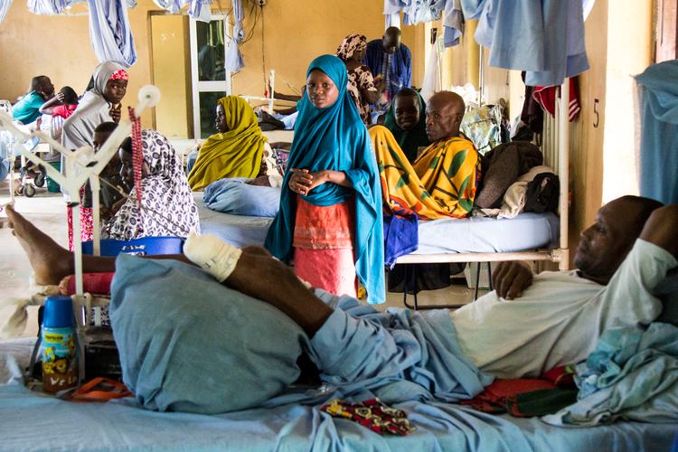 Hôpital public spécialisé de Maiduguri.  « Une grenade a explosé dans mon magasin, un enfant l’y avait apportée, pensant que c’était un jouet », raconte Umar Abba, patient de 33 ans, originaire de Baga, dans l'Etat de Borno. Umar est en convalescence après l’amputation de sa jambe gauche.