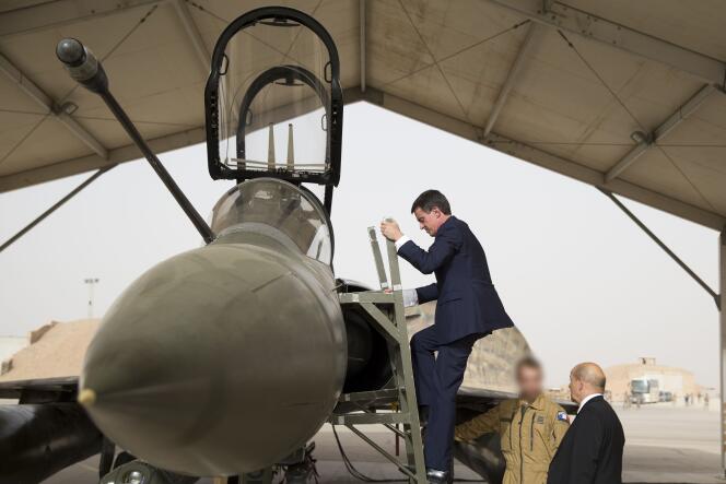 Manuel Valls et Jean-Yves Le Drian lors d'une visite sur une base militaire française en Jordanie le 12 octobre 2015.