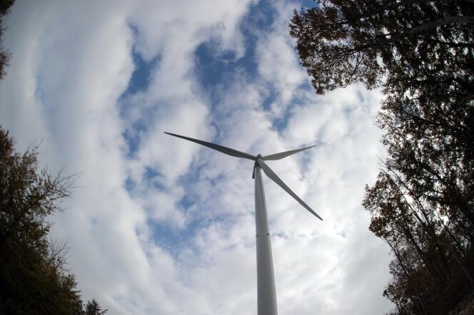 Une éolienne installée aux Monts du Lomont, dans l'est de la France, en octobre.
