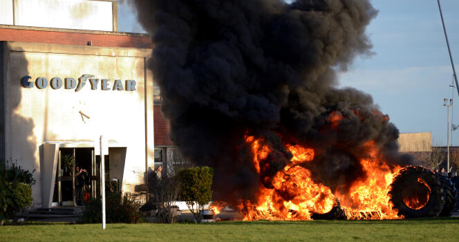 Des pneus brûlent devant l'usine Goodyear d'Amiens-Nord le 7 janvier 2014.
