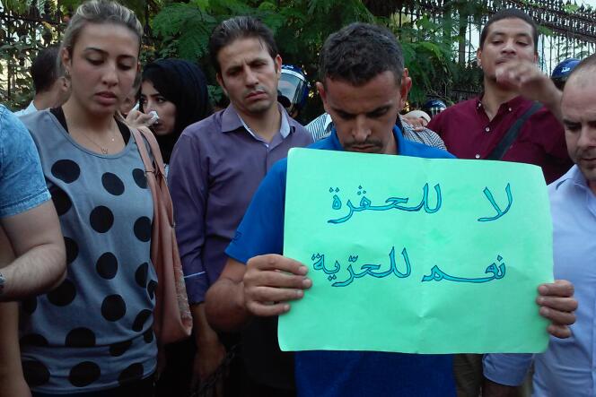 Des journalistes et le personnel de la chaîne El Watan TV, lundi 12 octobre à Alger.