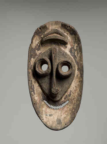 Ce masque est rare car il est réversible : les deux visages sont placés dos à dos. Cette diversité formelle pourrait se rapporter à différents villages – les masques doubles seraient originaires de la région la plus à l'est du groupe et plus particulièrement de Namu.