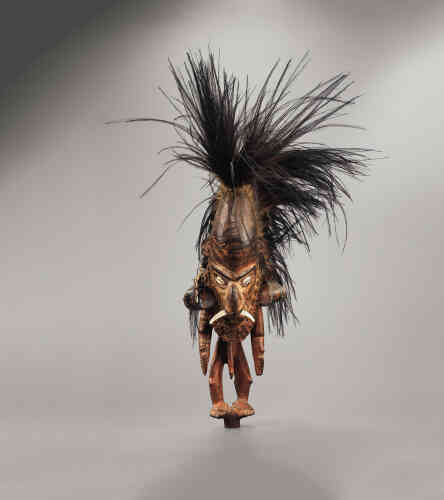 Ce masque se posait à l’extrémité d’une longue flûte en bambou, recouverte de coquillages, utilisée lors de cérémonies de mariage ou d’initiation. L’embout et son support représentaient la puissance et le prestige du clan.