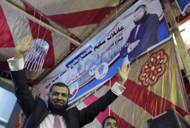 Amr Mekki, le principal dirigeant d'Al-Nour et député sortant, lors d'un meeting électoral à Alexandrie, le 14 octobre.