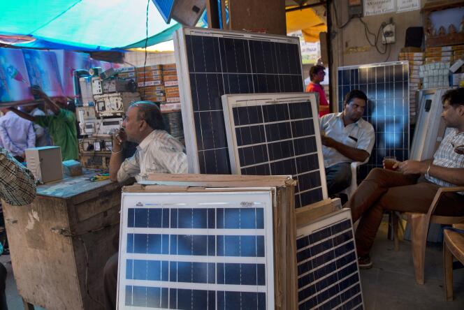 Des panneaux solaires vendus sur un marché de New Delhi.