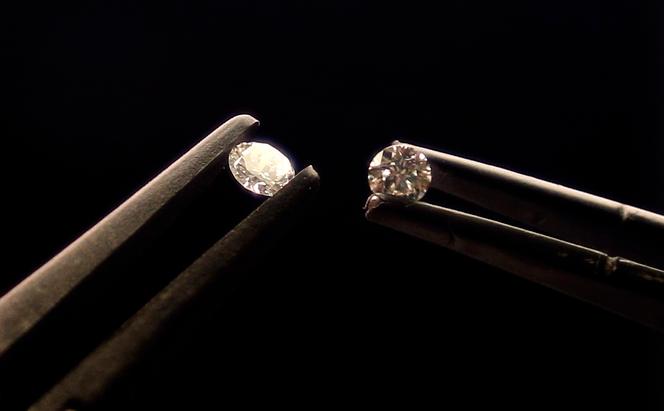 Ces deux diamants font chacun 0,41 carat : à l’œil nu, on ne peut distinguer la pierre naturelle (à gauche) de la pierre artificielle.