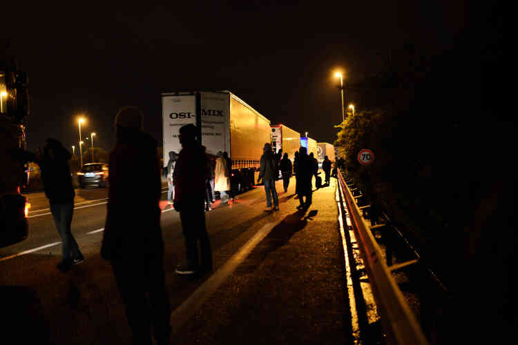A Calais, le 14 octobre. Comme tous les soirs, de nombreux migrants rejoignent les abords du tunnel sous la Manche, dans l'espoir de pouvoir monter sur un poids-lourds, en direction du Royaume-Uni.